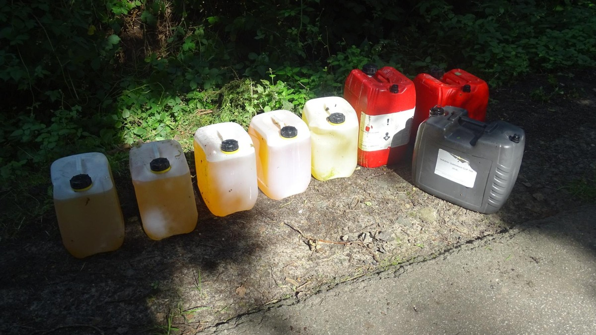 POL-SE: Quickborn - Illegale Müllentsorgung - Unbekannte Täter entsorgen Kanister mit unbekannten Flüssigkeiten - Polizei bittet um Zeugenhinweise - Foto: presseportal.de