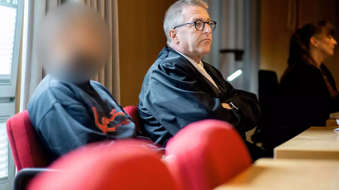 Ein Autofahrer hat Schuld am Tod seines Beifahrers auf der Flucht vor der Polizei (Archivbild). - Bild: Hauke-Christian Dittrich/dpa