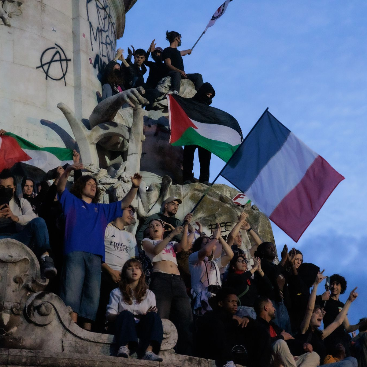 Freude und Trubel nach dem überraschenden Wahlergebnis. - Foto: Sadak Souici/ZUMA Press Wire/dpa