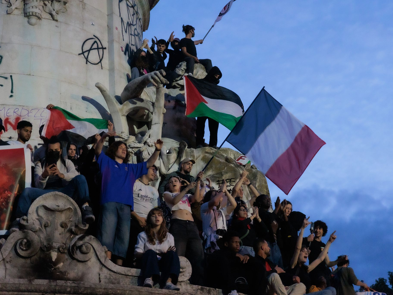 Freude und Trubel nach dem überraschenden Wahlergebnis. - Foto: Sadak Souici/ZUMA Press Wire/dpa