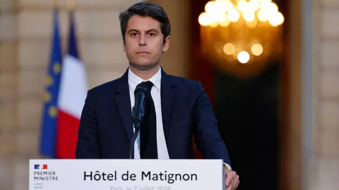 Attal bleibt weiter in der Regierung. - Bild: Ludovic Marin/AFP/dpa