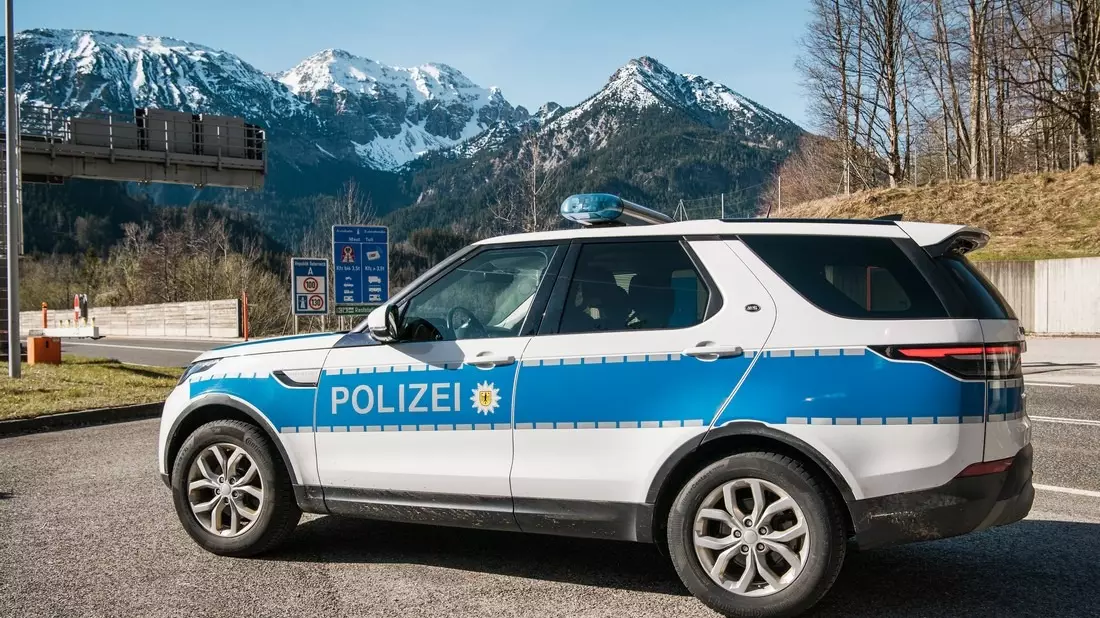 Bundespolizeidirektion München: Migranten auf Autobahn ausgesetzt/ Bundespolizei ermittelt gegen Schleuser - Bild: presseportal.de