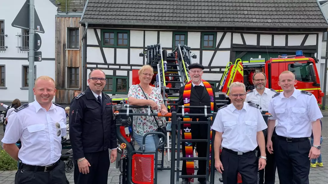 FW Alfter: Neue Drehleiter der Freiwilligen Feuerwehr Alfter feierlich eingeweiht - Bild: presseportal.de