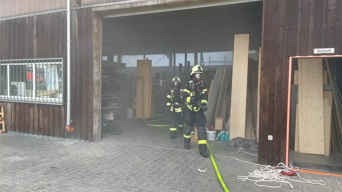 FW Dinslaken: Brand 4 - Gewerbebrand: Brand in Tischlerei - Bild: presseportal.de