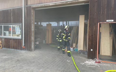 FW Dinslaken: Brand 4 - Gewerbebrand: Brand in Tischlerei - Foto: presseportal.de
