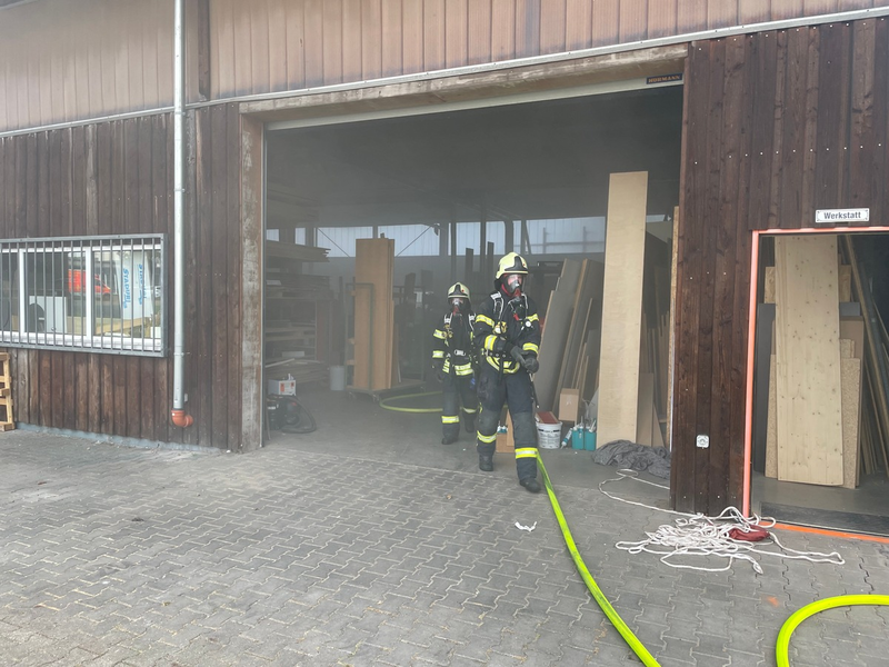 FW Dinslaken: Brand 4 - Gewerbebrand: Brand in Tischlerei - Foto: presseportal.de