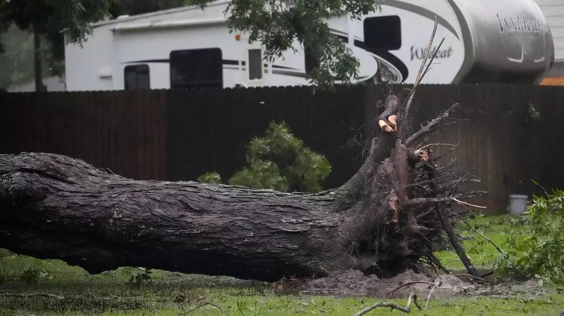 «Beryl» zieht mit Windgeschwindigkeiten von bis zu 110 Kilometer pro Stunde durch Texas. - Bild: Eric Gay/AP/dpa