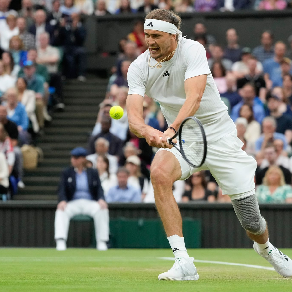 Barbora Krejcikova küsste ihre Trophäe nach dem Sieg im Finale. - Foto: Kirsty Wigglesworth/AP