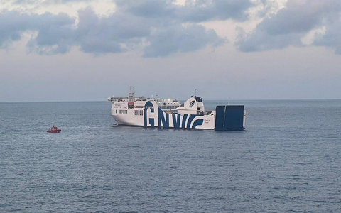 Die Evakuierung der Passagiere wurde von der spanischen Seenotrettung durchgefĂŒhrt. - Foto: ---/Salvamento Maritimo España/dpa Die Evakuierung der Passagiere wurde von der spanischen Seenotrettung durchgefĂŒhrt. - Foto: ---/Salvamento Maritimo España/dpa