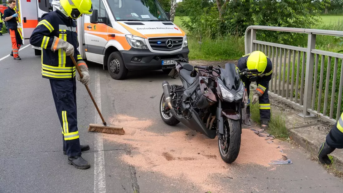 FW Flotwedel: Ortsfeuerwehr Eicklingen beseitigt auslaufende Betriebsstoffe nach Verkehrsunfall - Bild: presseportal.de