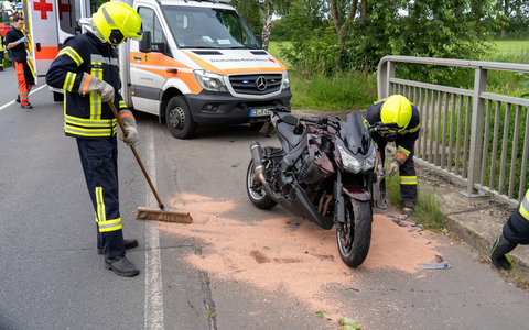 FW Flotwedel: Ortsfeuerwehr Eicklingen beseitigt auslaufende Betriebsstoffe nach Verkehrsunfall - Foto: presseportal.de