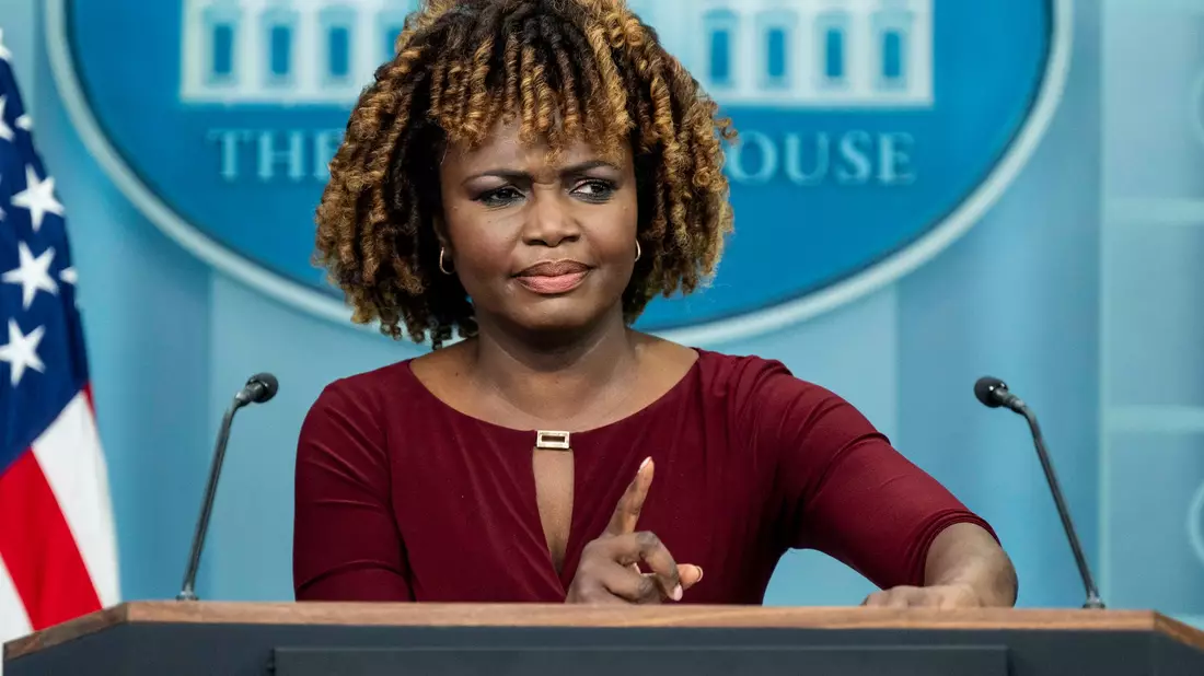 Bidens Sprecherin Karine Jean-Pierre fordert die Presse zu respektvollem Umgang auf. - Bild: Michael Brochstein/Zuma Press/dpa