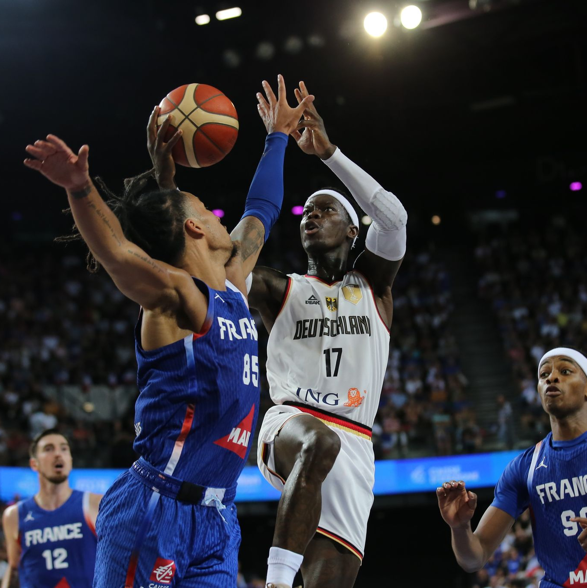 Peilt in Paris Gold an: Dennis Schröder. - Foto: Matthias Stickel/dpa