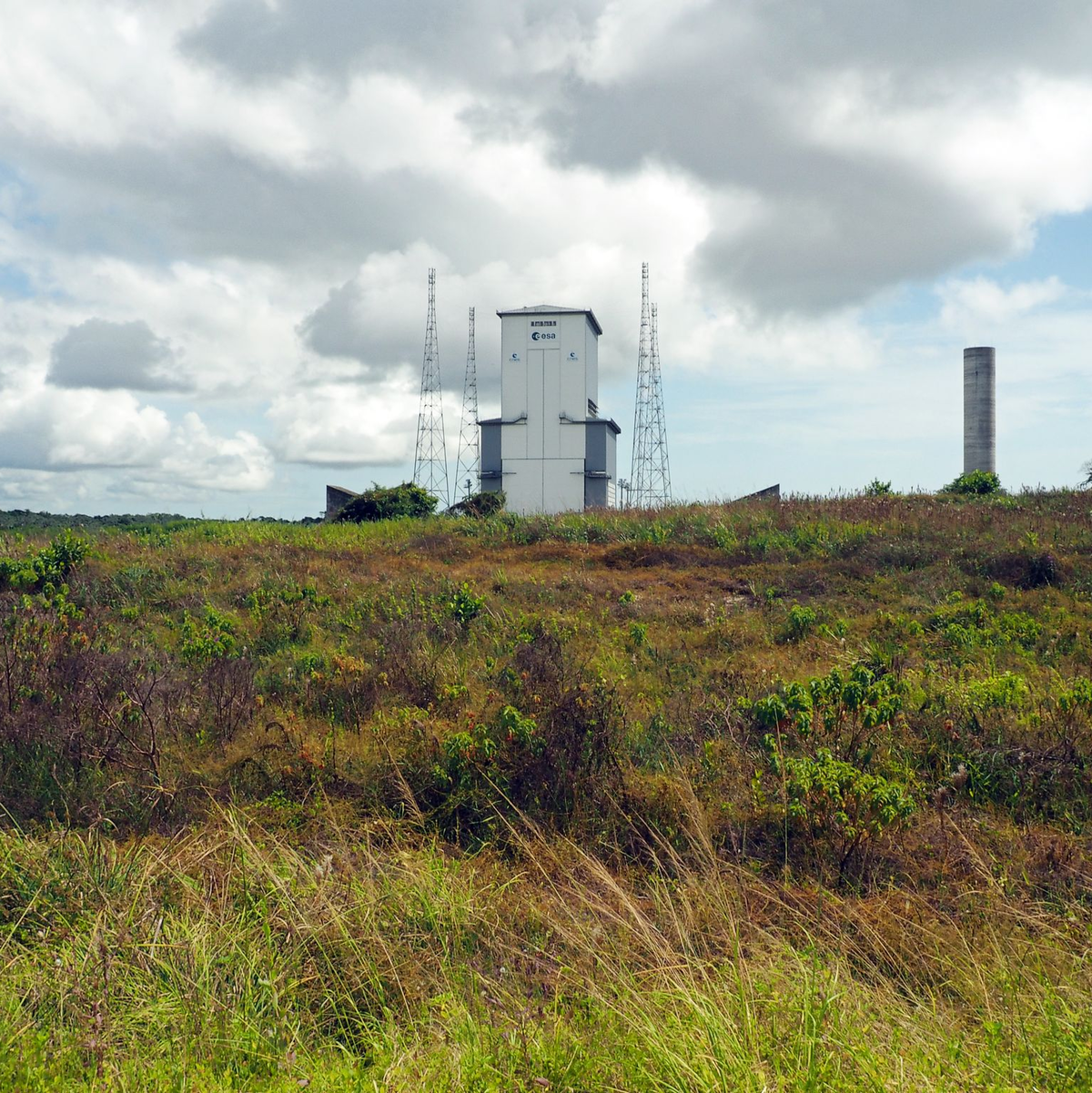 Das mobile Arbeitsgerüst wird am Dienstag weggezogen, um die Rakete freizulegen. - Foto: Rachel Bossmeyer/dpa