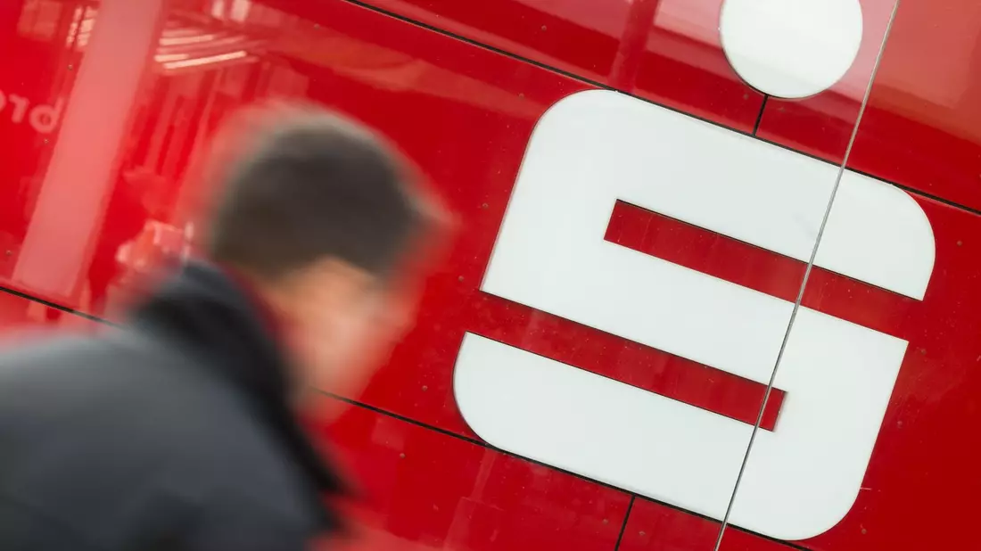 Prämiensparer hoffen auf Nachzahlungen. - Bild: Julian Stratenschulte/dpa