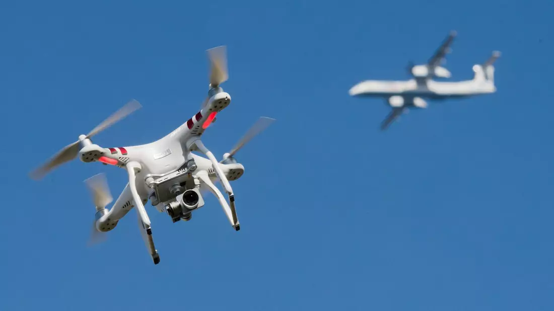 Nachdem es europaweit mehr Drohnensichtungen in Bereichen der kritischen Infrastruktur gegeben hat, reagiert Bayern mit einer Novelle des Polizeiaufgabengesetzes. (Symbolbild) - Bild: Julian Stratenschulte/dpa
