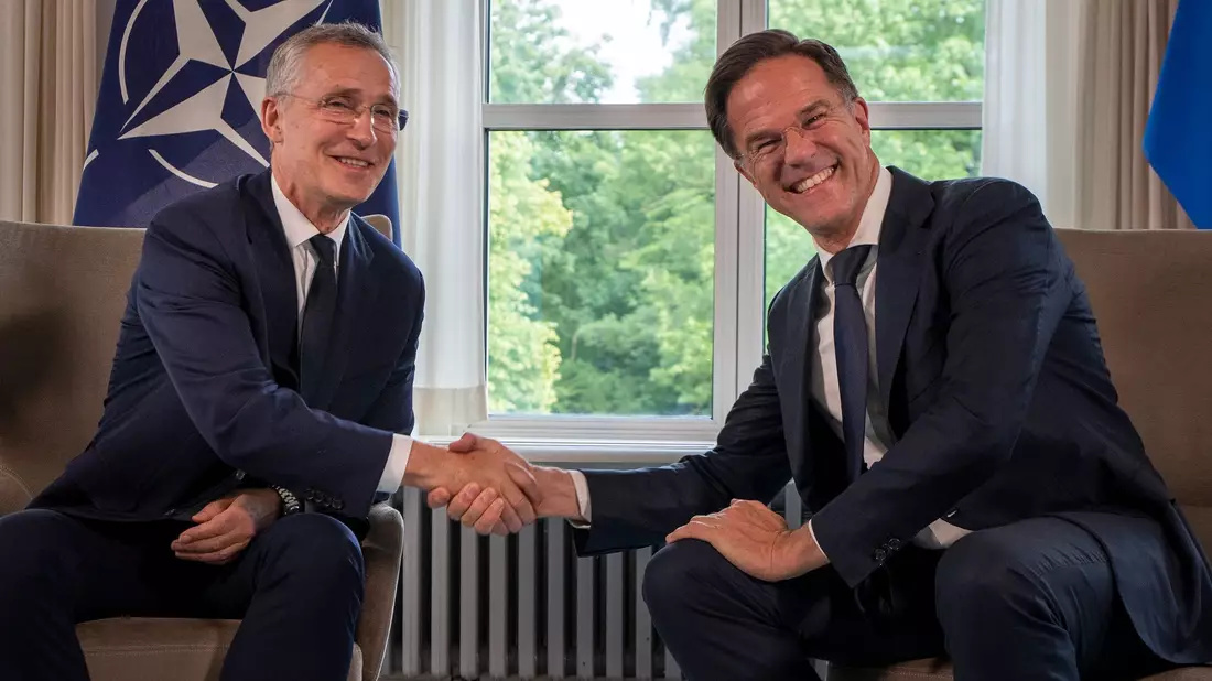 Der eine kommt, der andere geht: Jens Stoltenberg (links) übergibt das Amt des Nato-Generalsekretärs an Mark Rutte.   - Bild: Peter Dejong/AP/dpa