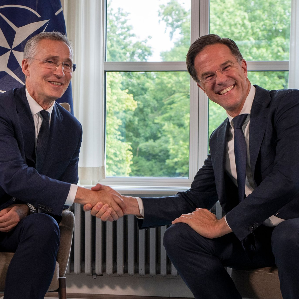 Der eine kommt, der andere geht: Jens Stoltenberg (links) übergibt das Amt des Nato-Generalsekretärs an Mark Rutte.   - Foto: Peter Dejong/AP/dpa