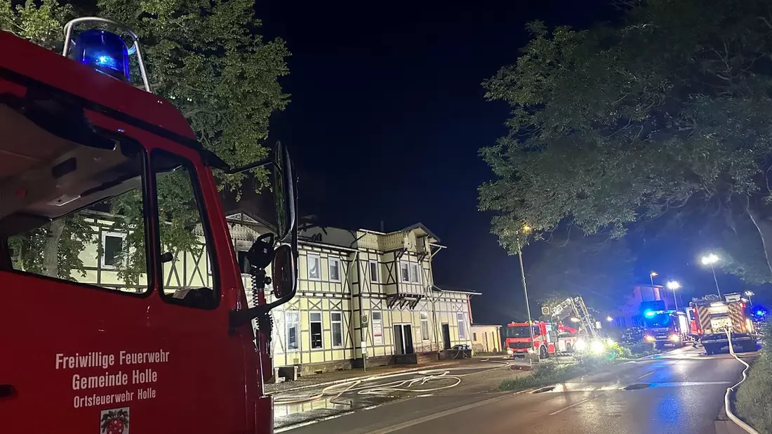 POL-HI: Brand des Bahnhofsgebäudes in Holle mit einer schwerverletzten Person - Bild: presseportal.de