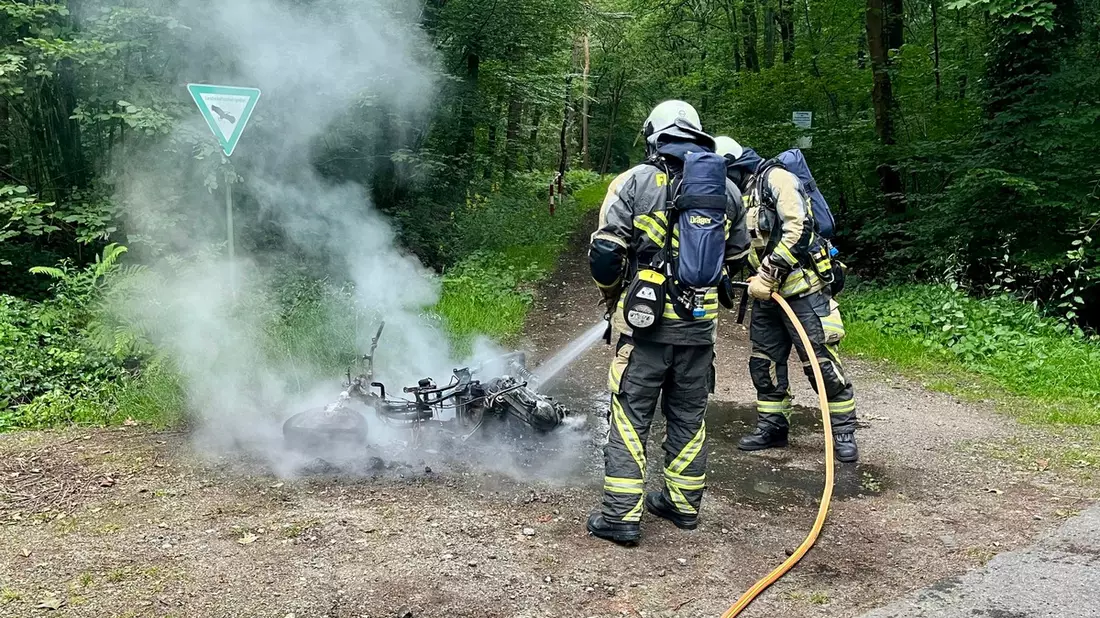 FW Hünxe: Brennender Motorroller im Wald - Bild: presseportal.de