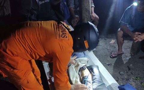 Die Retter arbeiten unter schwierigen Bedingungen. - Foto: BASARNAS/BASARNAS/AP