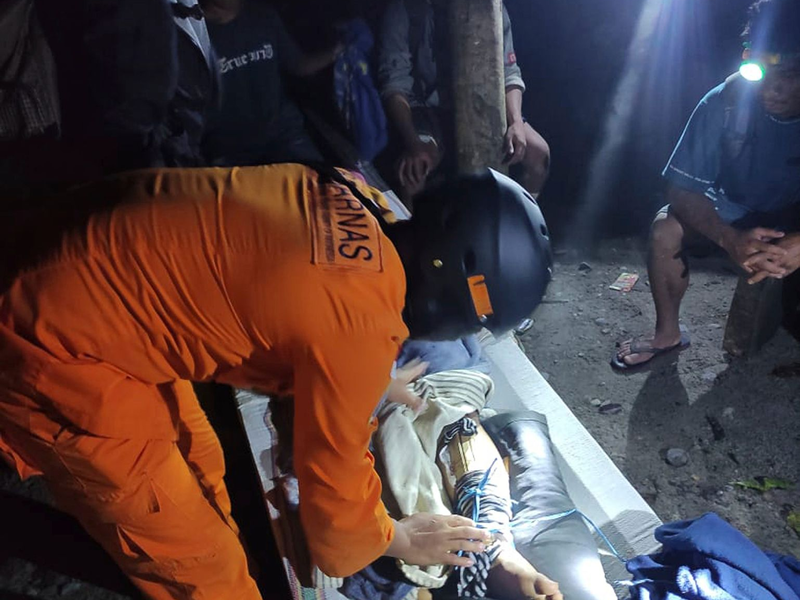 Die Retter arbeiten unter schwierigen Bedingungen. - Foto: BASARNAS/BASARNAS/AP