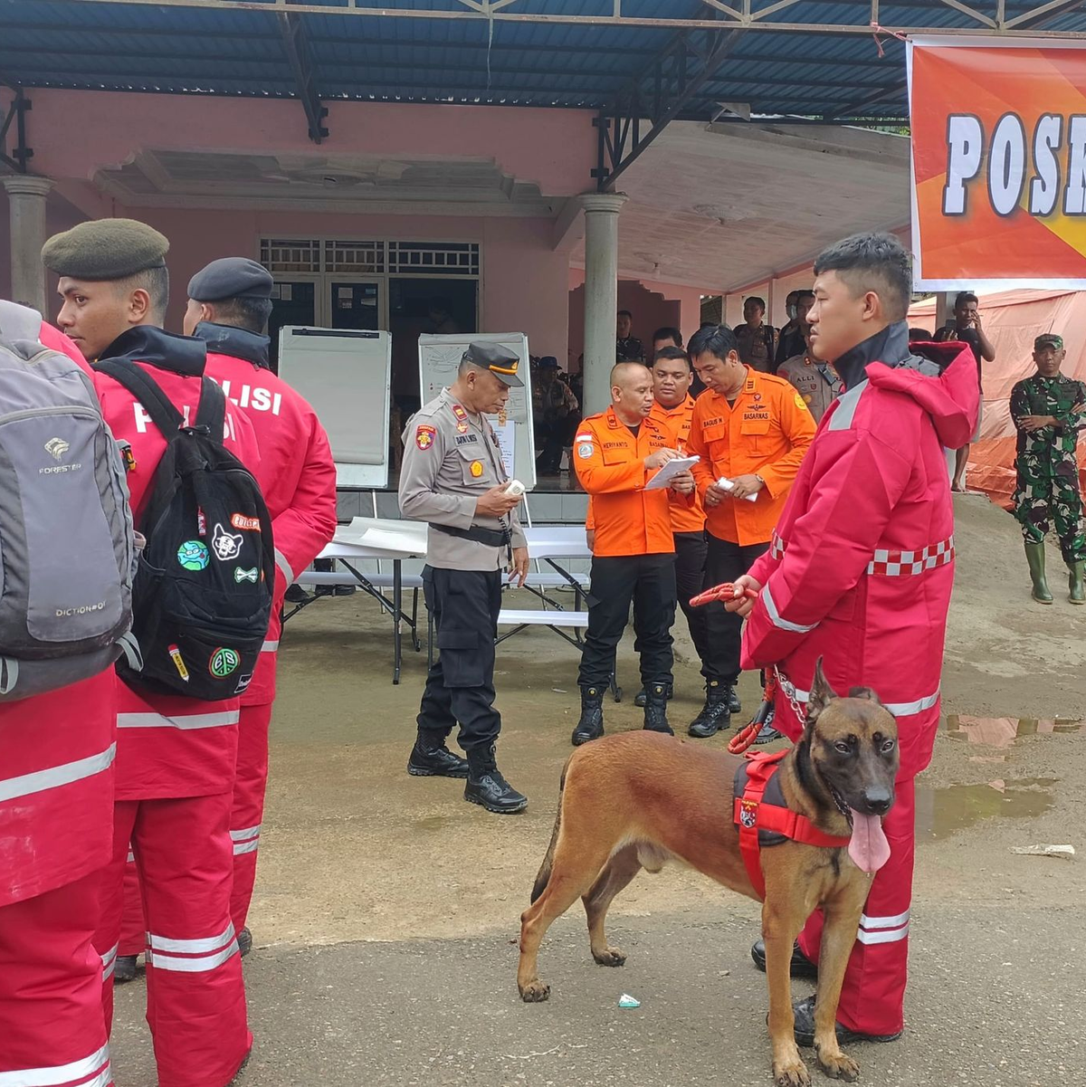 Die Sucharbeiten werden immer wieder von Regen behindert. - Foto: BASARNAS/BASARNAS/AP/dpa