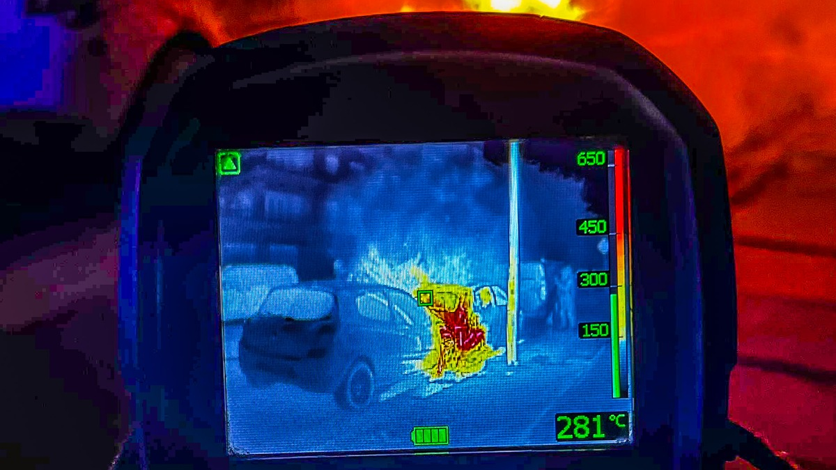 FW Dresden: Mehrere Fahrzeugbrände innerhalb einer Stunde im Stadtgebiet - Foto: presseportal.de