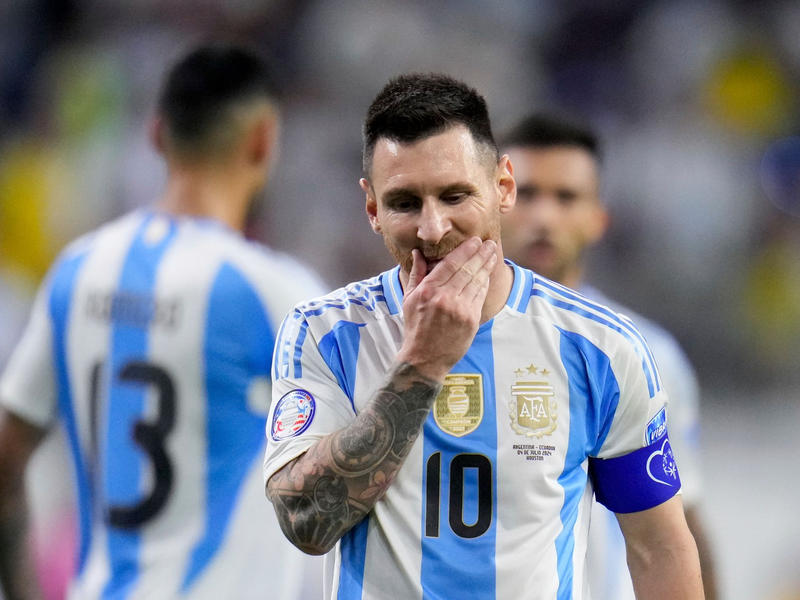 Lionel Messi ist angeschlagen, soll aber im Halbfinale der Copa América gegen Kanada spielen.  - Foto: Julio Cortez/AP/dpa