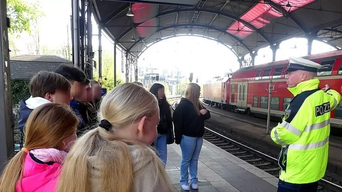 BPOL NRW: Gerade zur Ferienzeit kommen Kinder und Jugendliche auf waghalsige Ideen - Bundespolizei warnt vor Gefahren an Bahnanlagen! - Bild: presseportal.de