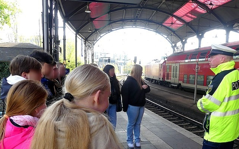 BPOL NRW: Gerade zur Ferienzeit kommen Kinder und Jugendliche auf waghalsige Ideen - Bundespolizei warnt vor Gefahren an Bahnanlagen! - Foto: presseportal.de