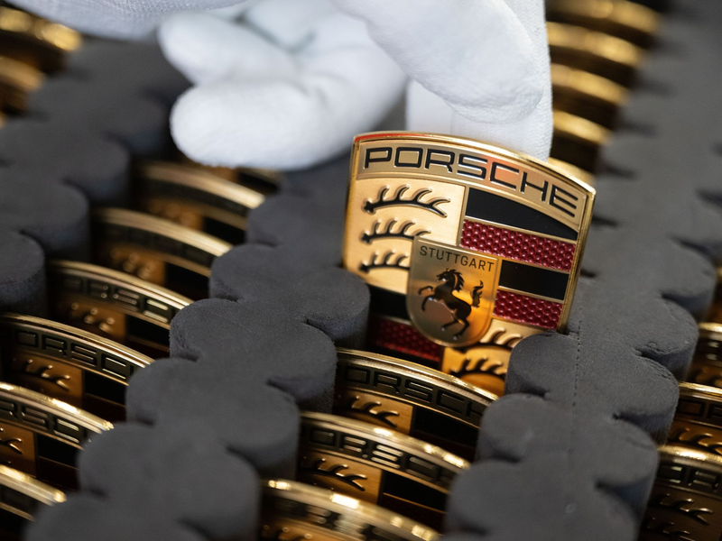 Wegen der Erneuerung mehrerer Modelle und der Schwäche in China hat Porsche weniger Sport- und Geländewagen verkauft. (Archivbild) - Foto: Marijan Murat/dpa