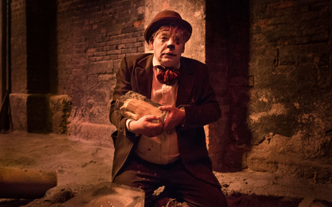 Clown Charly (Ben Becker) kann die Menschen nicht mehr zum Lachen bringen - daher soll eine Serienmörderin ihn umbringen. - Foto: Julian Atanassov/ZDF/dpa