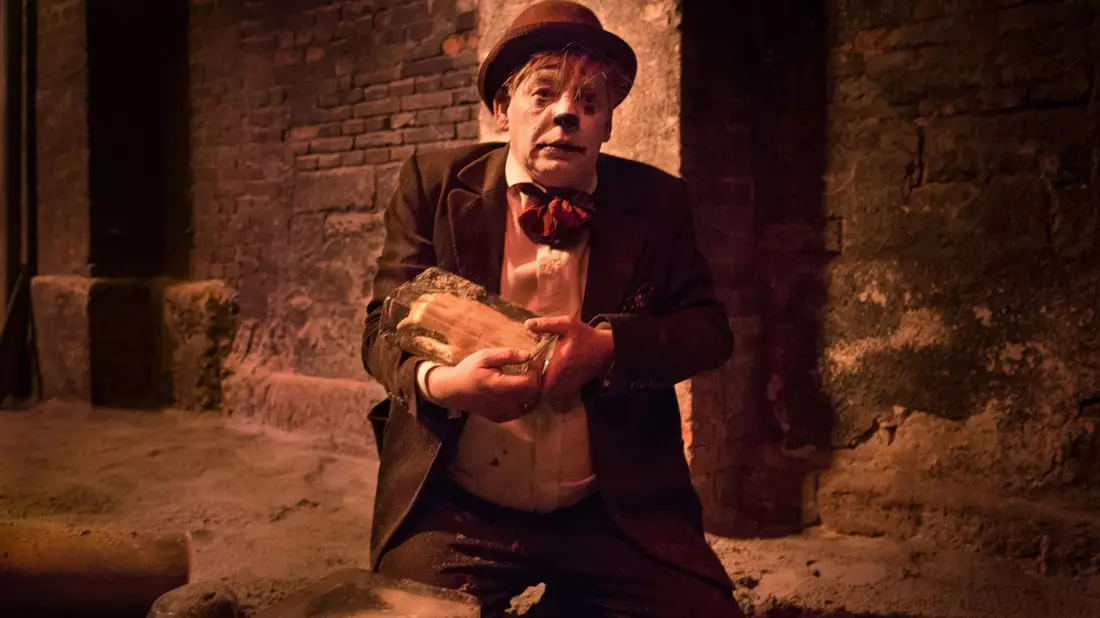 Clown Charly (Ben Becker) kann die Menschen nicht mehr zum Lachen bringen - daher soll eine Serienmörderin ihn umbringen. - Bild: Julian Atanassov/ZDF/dpa