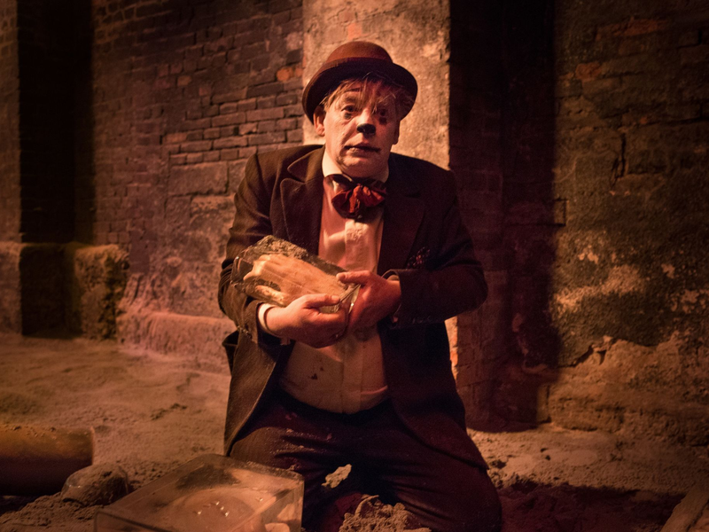 Clown Charly (Ben Becker) kann die Menschen nicht mehr zum Lachen bringen - daher soll eine Serienmörderin ihn umbringen. - Foto: Julian Atanassov/ZDF/dpa