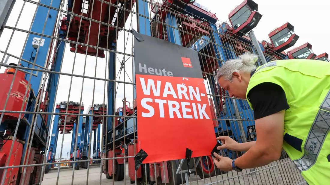 Streikende stehen am Containerterminal Burchardkai im Hamburger Hafen zusammen. - Bild: Bodo Marks/dpa