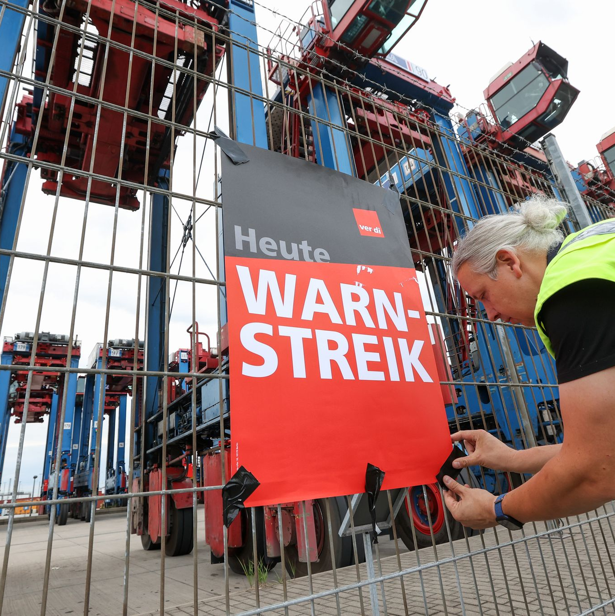 Die Gewerkschaft Verdi verlangt für die Beschäftigten bei einer Laufzeit des Tarifvertrags von zwölf Monaten unter anderem eine Erhöhung der Stundenlöhne um drei Euro rückwirkend zum 1. Juni. - Foto: Bodo Marks/dpa
