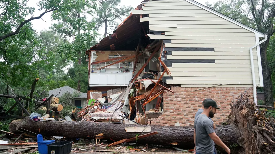 Mehrere Menschen kamen ums Leben, etwa durch umstürzende Bäume. - Bild: Melissa Phillip/Houston Chronicle via AP/dpa