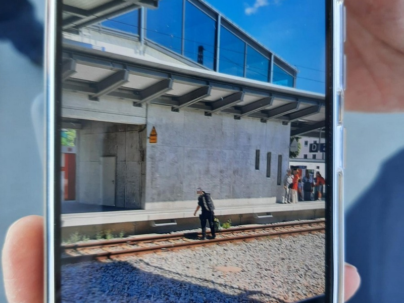 Bundespolizeidirektion München: Flaschenwurf und Bedrohung/ Bundespolizei stoppt randalierenden Gleisläufer - Foto: presseportal.de