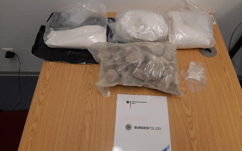 BPOL NRW: Bundespolizei stellt fĂŒnf Kilogramm Amphetamin und vier Kilogramm Crack im Wert von 230.000 EUR auf der A 57 sicher - Foto: presseportal.de BPOL NRW: Bundespolizei stellt fĂŒnf Kilogramm Amphetamin und vier Kilogramm Crack im Wert von 230.000 EUR auf der A 57 sicher - Foto: presseportal.de