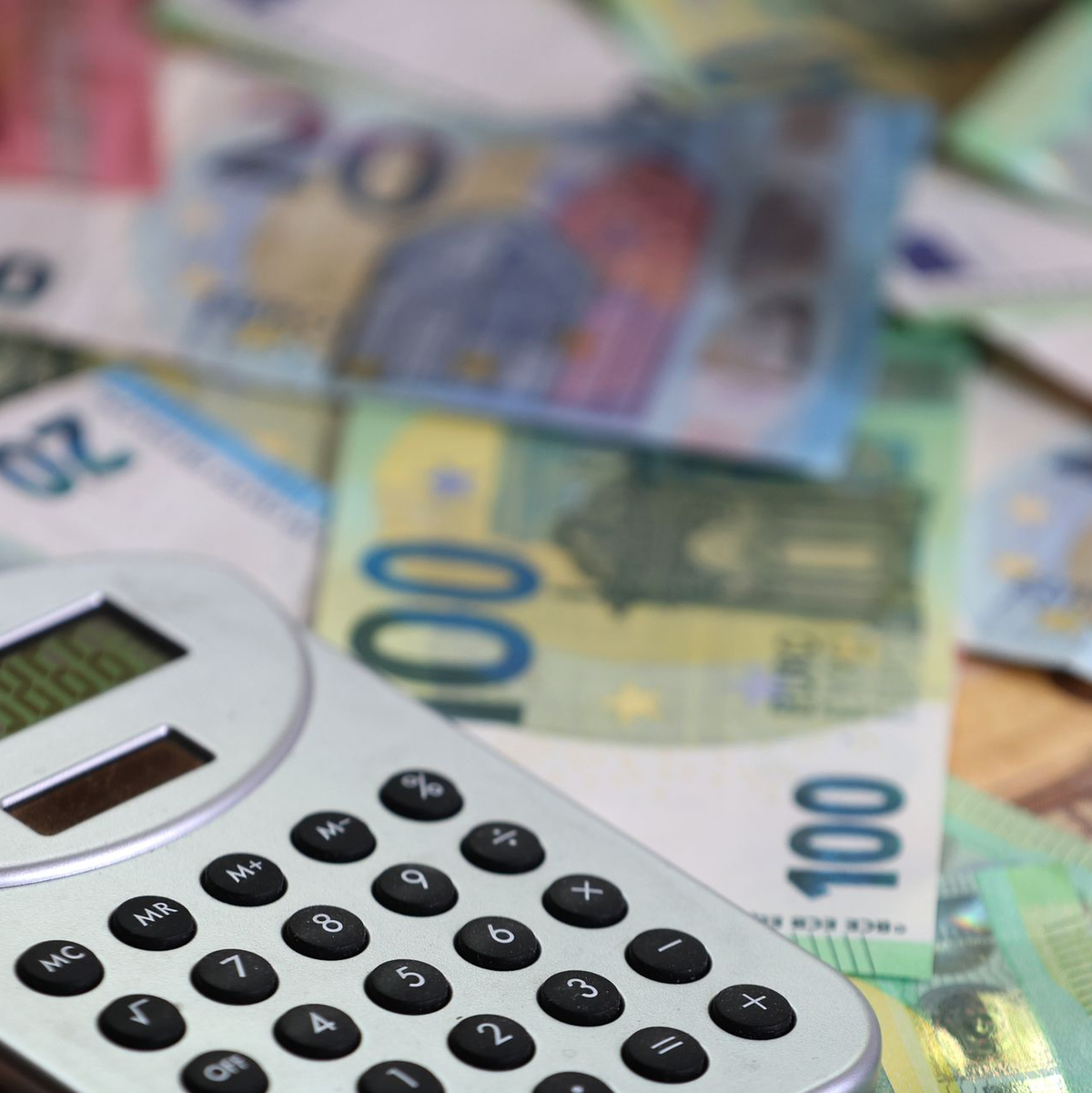 Nach Berechnungen des Bunds der Steuerzahler arbeiten Bürgerinnen und Bürger in diesem Jahr bis zum 11. Juli für die Staatskasse. - Foto: Karl-Josef Hildenbrand/dpa