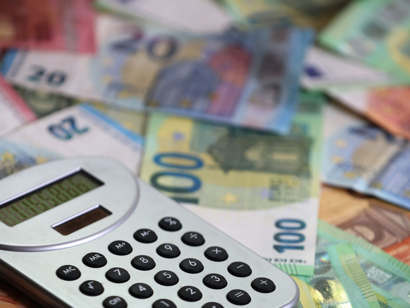 Nach Berechnungen des Bunds der Steuerzahler arbeiten Bürgerinnen und Bürger in diesem Jahr bis zum 11. Juli für die Staatskasse. - Foto: Karl-Josef Hildenbrand/dpa