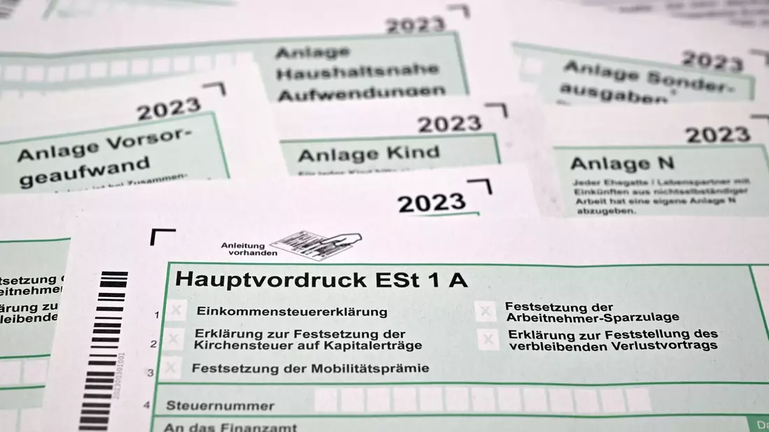 Nach Berechnungen des Bunds der Steuerzahler arbeiten Bürgerinnen und Bürger in diesem Jahr bis zum 11. Juli für die Staatskasse. (Symbolbild) - Bild: Martin Schutt/dpa