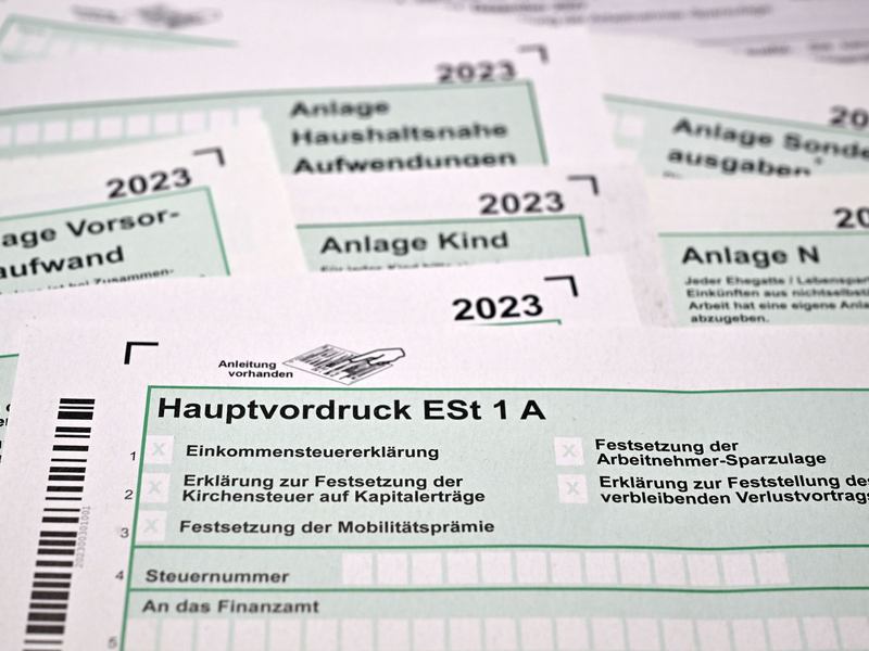 Die Zeit für die Einkommenssteuererklärung für 2023 drängt. (Archivbild) - Foto: Martin Schutt/dpa
