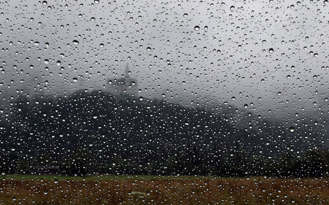Und schon ist es mit der Hitze wieder vorbei. Und es droht Ungemach.  - Foto: Karl-Josef Hildenbrand/dpa