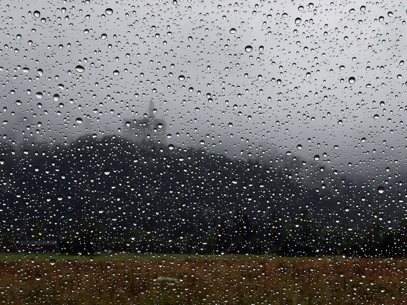 Und schon ist es mit der Hitze wieder vorbei. Und es droht Ungemach.  - Foto: Karl-Josef Hildenbrand/dpa