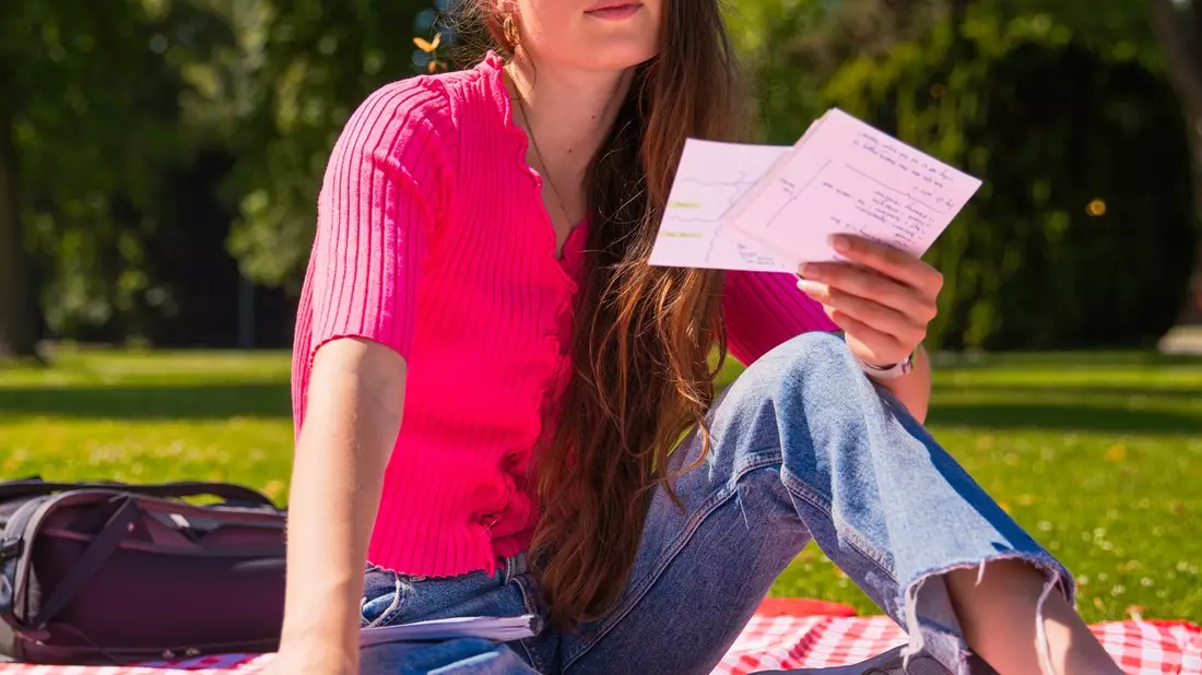 Entspannter durch die Prüfungsphase mit den 5 K's: Lern-Expertin Laura Hooymann verrät ihre Top-Tricks - Bild: presseportal.de