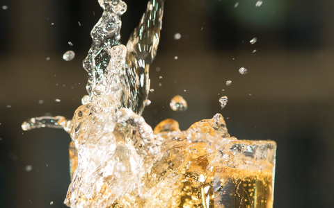 ILLUSTRATION: Apfelschorle spritzt aus einem Glas.  - Foto: Robert Günther/dpa-tmn/dpa