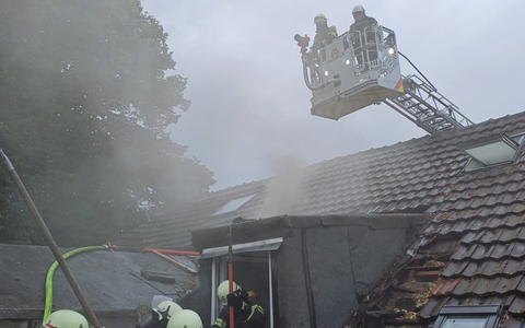 FW-EN: Dachstuhlbrand in der Bahnhofstraße forderte Einsatzkräfte am Montagnachmittag - Foto: presseportal.de