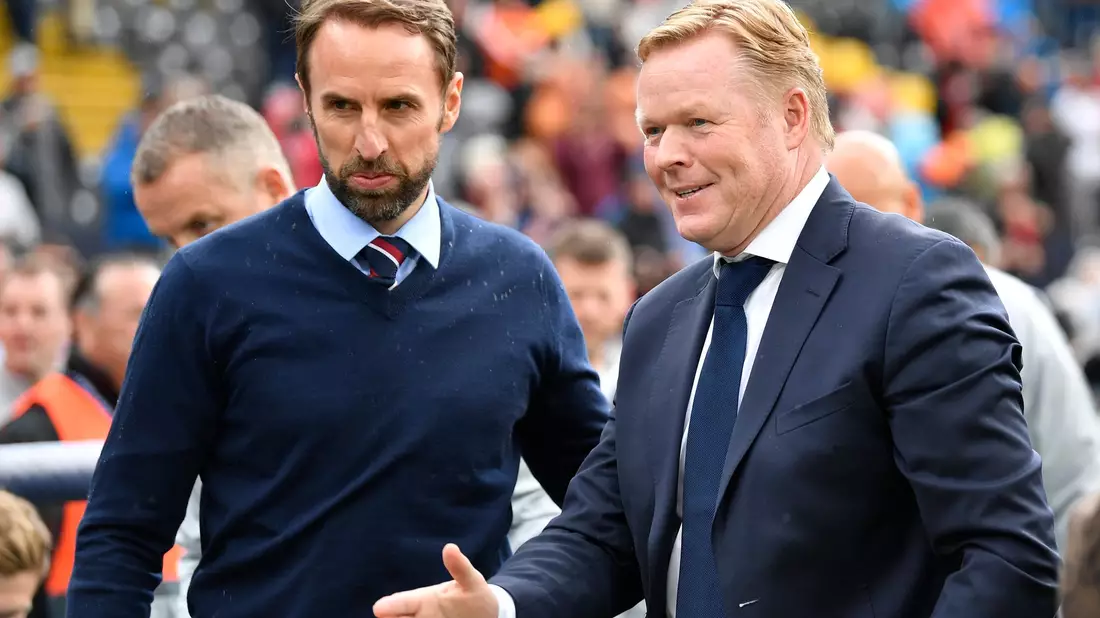Treffen im EM-Halbfinale aufeinander: Englands Trainer Gareth Southgate (l) und Oranje-Coach Ronald Koeman. - Bild: Martin Meissner/AP/dpa